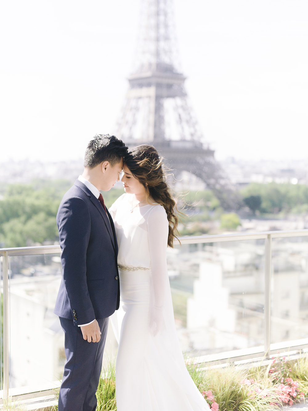 un coiple met leur tête front à front